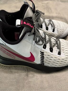 Nike LeBron Witness Youth 6.5 Sneakers